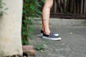 🏁🖤เป็น1ในสี Top 10 Best Seller ของ Model Iconic จาก VANS Off The Wall รุ่น Slip-On กันเลยทีเดียวครับกับ Black/Pewter Check เทา-ดำ ตัวเด็ดตัวนี้ สำหรับใครที่มีตัว Classic ในสี Off White/Black อยู่แล้ว หรืออยากจะเริ่มลองใส่ VANS หรือ Slipper Sneaker ซักคู่แล้วล่ะก็ ขออนุญาตแนะนำให้มองตัวนี้เป็นตัวเลือกอันดับต้นๆได้เลยครับ . 【VANS】"Slip-On (Checkerboard) - Black/Pewter Check" การันตีของแท้ 100% by www.WeSneaker.com : VANS Thailand Authorized Online Dealer . 【ราคา : 1,880.-】 【Available in Size】: 5