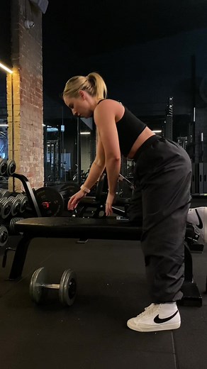 How to perform a single arm dumbbell bent over row! Some simple cues to help you nail your technique #howtobentoverrow #bentoverrowtechnique #formcheck #fitnessmotivation