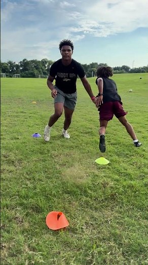 Wide Receiver Drill!#football #wrtraining #speedruning #wrdrills #wrshorts #routerunning #footwork