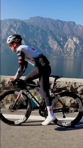 🧑‍🔧 MECHANIC AT UAE #uae #emirates_airlines #cycling #rider #love #colnago #road #enjoy #bikelover