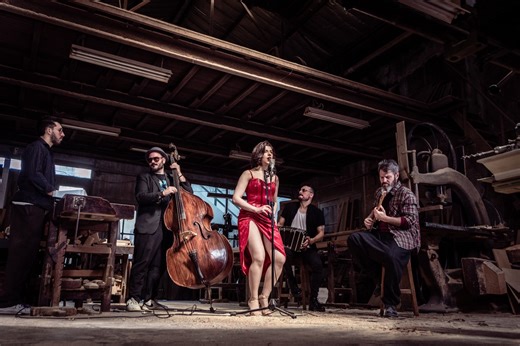 El tango del siglo XXI y la rebeldía "punk" de El Cachivache Quinteto: entre el arrabal, el rock, la tradición, la milonga y la distorsión