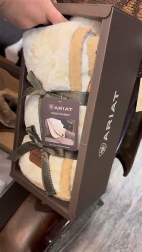 Still got a Christmas gift card burning a hole in your pocket? 🤠🎁 Now’s the time to spend it—boots, denim, hats, and more are waiting. #HowellWesternWear #GiftCardSeason #WesternStyle #ShopSmall #TreatYourself | Howell Western Wear