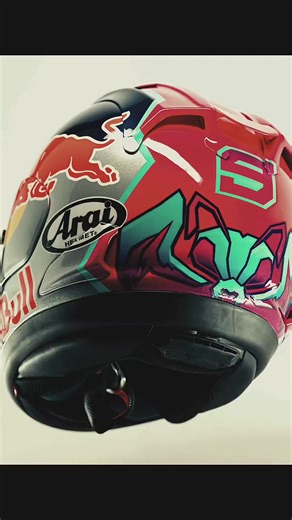 Helm Veda dirancang oleh Dave Design, desainer yang juga membuat desain helm untuk Marc Márquez serta beberapa atlet Red Bull lainnya. 📷: dave_design #vedaegapratama #fyp #redbull #redbullindo #arai