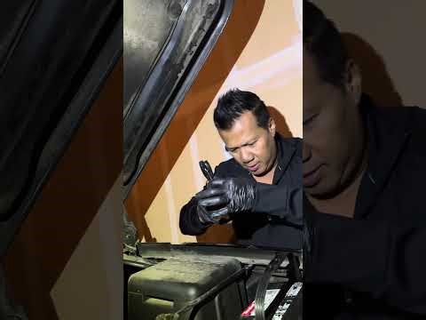 2002 Cadillac Escalade replacing battery #escalade #replacebattery