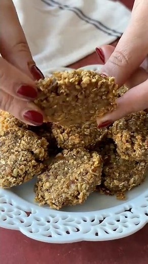 Soft & Chewy Oatmeal Date Cookies! - Recipe link is in the comments! ⬇️