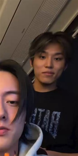 น้องจองอูคือกดเปิดเพลงเองด้วยนะ แล้วเต้นกันเลย มันส์เชียว 5555555555565