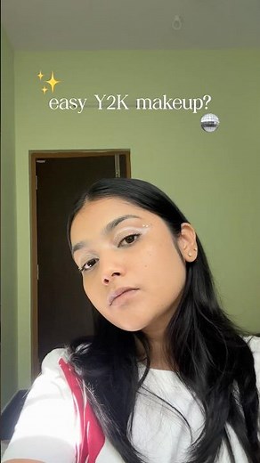 easy shimmery y2k eye makeup less than a min? #makeuphacks #makeup #hacks