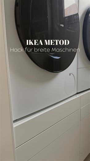 SUSANNA 🤍✨ on Instagram: "IKEA HACK ⚒️ Unsere Waschmaschine & Trockner waren zu breit für den klassischen Korpus – also mussten wir kreativ werden. Wie? Maschinen auf einen Unterschrank gestellt, Oberschrank darüber an der Wand montiert & mit Deckseiten verkleidet – und schon wirkt alles wie ein durchgehender Korpus ✨ Ich liebe Lösungen, die aussehen wie geplant… aber eigentlich aus purem Bauherren-Hirnschmalz entstanden sind 🤭 Folge uns, wenn du die komplette Einkaufsliste nicht verpassen möc