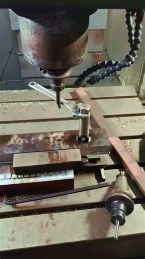 CNCによるレンチ・タップ連動動作は単なる視覚的な演出に過ぎず、現場の実加工で用いられる工法ではありません。#CNC加工 #機械雑学 #マシニングセンタ #メカ解説