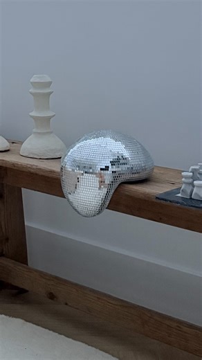 Meriand on Instagram: "L’éclairage indirect est clairement sous-coter 😍… Avec une simple lampe à poser, un lampadaire, des appliques… Vous transformez un intérieur froid en un foyer chaleureux par le pouvoir de la réverbération sur les murs, les sols, les textiles de vos intérieurs et d’un coup on est dans un cocon sans parler de l’effet du design même de ces éclairages. Dis moi en commentaires quel style est ton préféré ? Moi je dirai beaucoup d’entre eux, pour pas dire tous 😍. Mais si je dev