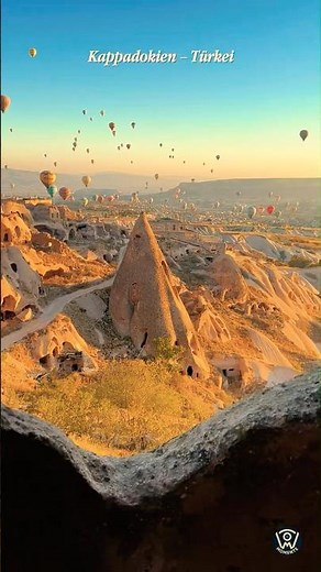 Heißluftballon über einer verborgenen Stadt – Kappadokien, Türkei