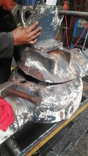 USING OVERHEAD CRANE TO PLACE LED ON TRACTOR'S HOUSING HUB TO MATCH CRACK PRIOR TIG WELDING