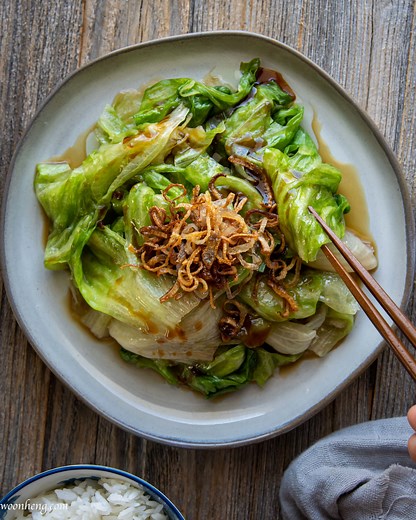 How to Make an Easy and Warm Iceberg Lettuce dish - WoonHeng