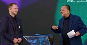 Galvão estreia no SBT sem usar paletó com logo da emissora enquanto tem contrato com a Band