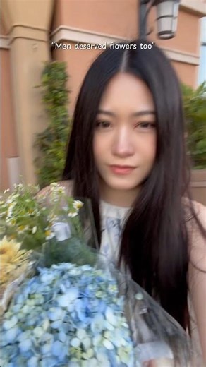 His first time receiving flowers 🤭 (After he gave me 3 bouquets last month) #bf #dating