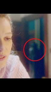Uno de los detalles más macabros de La maldición de Hill House eran esos fantasmas ocultos en sus escenas. ¿Y en Bly Manor? Claramente no nos iban a abandonar. Acá un video con todos los fantasmas ocultos de esta temporada. ¿Y vos cuántos descubriste?👻 | Netflix