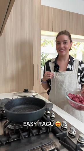 RAGU 😍 Seriously easy & PERFRCT to make a big batch and freeze ✅ Rough recipe: 1kg oyster blade steak, cut into bite sized pieces Olive oil, enough to drizzle in pan 1 large brown onion, diced 5-7 garlic cloves (ya need it!!) 1 long red chilli, diced 2-3 tbsp tomato paste Salt, pepper and oregano to taste 2 cinnamon sticks 2 bay leaves 2 x 790g cans of chopped tomatoes Parmesan cheese rinds (optional) Sprinkle of ground all spice Yeeeeooowwww! 😍😍 Seriously delicious ✅ Put it on your list to p