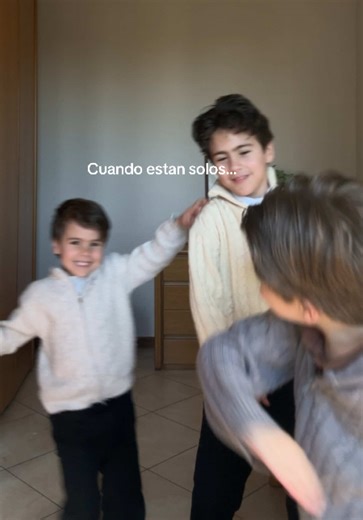 Momentos divertidos entre hermanos y mamá 🤍
