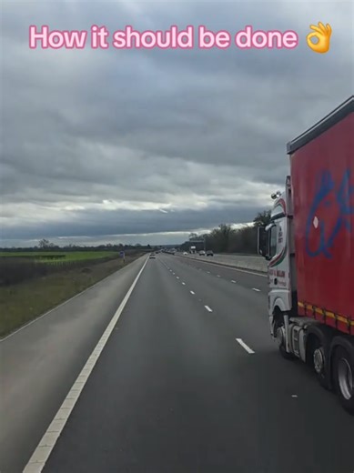 How it should be done 🥰 Saw the two trucks coming up behind me, knocked cruise control down 2mph, 1st truck pulled out.... 2nd truck pulled out.... nothing else behind so dropped to 50mph flashed them both in and got thank you's 🥰 #hgv #hgvdriver #commoncourtesy #uk #fyp