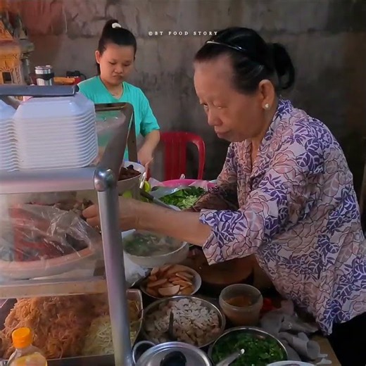Cambodia’s Cheap Breakfast! 🤯 Porridge, Grilled Pork Rice & MORE! 🇰🇭🔥