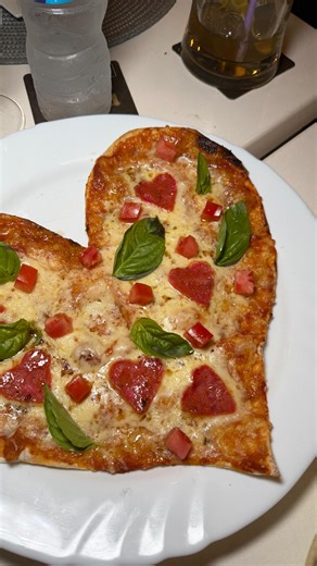 🩷Andrea Carlota🩷 on Instagram: "5ta y paseo 💕 @_cafedelaesquina_ @victorsalgadochef"