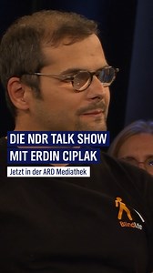 Als "Blindfluencer" erklärt Erdin seinen mehr als 600.000 TikTok-Follower*innen, wozu die weißen Streifen an Bahnhöfen da sind oder wie man als Blinder Geld am Automaten abhebt. Zum ganzen Talk mit "Mrs. und Mr. Blindlife": ndr.de/ndrtalkshow9462.html | NDR Fernsehen