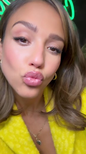 90s Glam Makeup Tutorial with Jessica Alba | Honest Beauty Press Tour