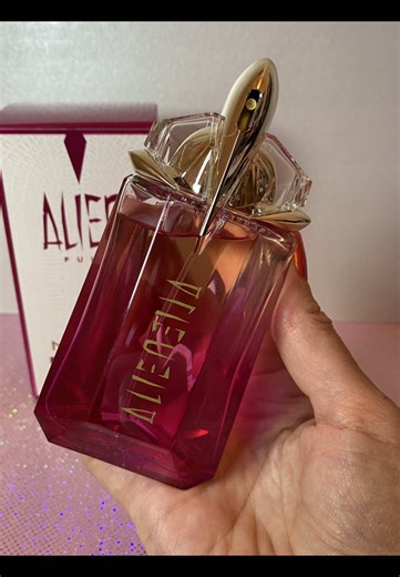 #ad @Mugler Alien Aesthetic 🧬 The Mugler Alien Pulp Eau De Parfum is a new, bold and supra-delicious creation, the ultimate expression of the new fruity (raspberry, jasmine and cashmeran) temptation. The Alien bottle is very unique with a new ombre colourway. The refillable nature of the 60ml bottle providing that extraordinary beauty can also be sustainable… #mugleralienaesthetic #alienpulp #mugleralien #fragrance *Mugler