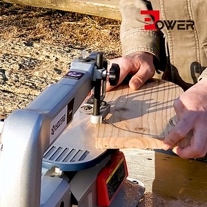 【DIY木工での曲線切りに】 DIY木工で曲線の切り出しや、細かな細工などに便利な卓上糸ノコ盤。 TFE-450は、糸ノコ刃からアームまでのフトコロ寸法が400mmあり、テーブルに材料を載せて加工しやすく、さらにテーブルの傾斜もできます。 スピードコントロールがついて作業がしやすく、加工の幅が広がる便利な道具です。 TFE-450 ---------------------- 希望小売価格 34,800円（税別） ▶https://www.kyocera-industrialtools.co.jp/products/items/1292 | 京セラインダストリアルツールズ