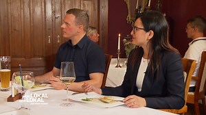 Wochenauftakt in Mecklenburg-Vorpommern. Axel begrüßt die Runde in seinem Gutshaus Kubbelkow, mitten auf der Insel Rügen. In denkmalgeschützter Location möchte er mit klassischer französischer Küche punkten. Sein Konzept besteht aus zwei Menüs auf der Speisekarte, die alle zwei Tage ausgetauscht werden, um das regionale Angebot aufzugreifen. Kann der Gastgeber mit seinem Restaurant auch seine Mitstreiter überzeugen? 🤔 #Clip #MeinLokalDeinLokal | Mein Lokal, Dein Lokal