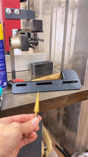 很多木友問我：「帶鋸剖料（Resaw）要怎麼推才不會有頓挫痕？」 我的回答通常是：「練技術，或者... 讓機器幫你推。」 今天這支影片，紀錄了我在工作室幫帶鋸機升級**【 Comatic AF02 送料機 】**的過程。 這台俗稱「Baby Feeder」的小型送料機，體積剛好適合我們這種中小型帶鋸機。 🚧 安裝最大的心魔：鑽孔 我知道很多人不敢對鑄鐵檯面下手。 其實只要準備好**「階梯鑽」**定位，再用一般金屬鑽頭擴孔，過程中噴點切削油散熱，鑽鑄鐵其實跟鑽硬木差不多，沒有那麼可怕。 🔧 為什麼要裝？ 1. 安全性：你的手指永遠不需要靠近鋸條。 2. 品質：機器推的速度是恆定的，不會有手推那種忽快忽慢造成的燒焦或刀痕。 3. 量產：要切 100 片薄板？坐在旁邊看它切就好，不費吹灰之力。 影片裡有詳細的安裝步驟，想讓你的帶鋸機戰力翻倍嗎？ 這台台灣製的神器，真的推薦入手。 目前團購中 !! 團購第一梯次結單日期2026/01/07 23:59 !! #木頭仁 #木工教學 #帶鋸機 #送料機 #工具升級 #Resaw #Bandsaw #DIY | 木頭仁 Wooden ren