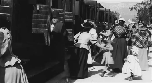 《火车进站》（Arrival of a Train at La Ciotat）（卢米埃尔兄弟，1896）[4k, 60 fps]