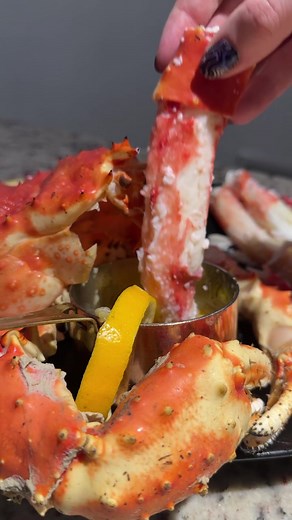 Cooking Giant King Crab with Garlic Butter | Sweet & Juicy Flavor