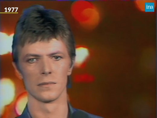 HEROES. La chanson "Heroes" a été écrite par David Bowie et Brian Eno en 1977. Elle a été lancée comme chanson phare de l'album éponyme. David Bowie l'interprète en direct sur un plateau de télévision française. On écoute ensuite "Suffragette city" chanté sur une scène londonienne en 1972. | INA