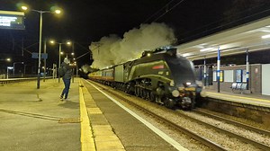 Sir Nigel Gresley challenged by Class 387 at Hadley Wood 60007 Sir Nigel Gresley LNER 4498 1Z63 York to London Kings Cross York Christmas Market 17/11/2022 #railwayvideos #STEAM #steamlocomotive #SirNigelGresley #trains #trainspotting #reelsvideo | RailwayVideos
