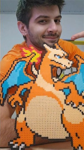 Se liga nesse Charizard gigante feito com Hama Beads! 🔥 #pixelart