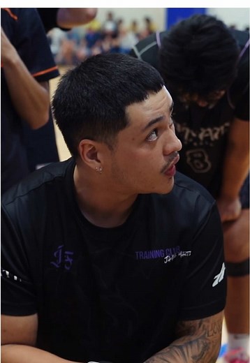 Coach Jamie quick talk with the team down by 3 with 14 seconds to go. #kicksgeeks #jamfam #ssisinvitational