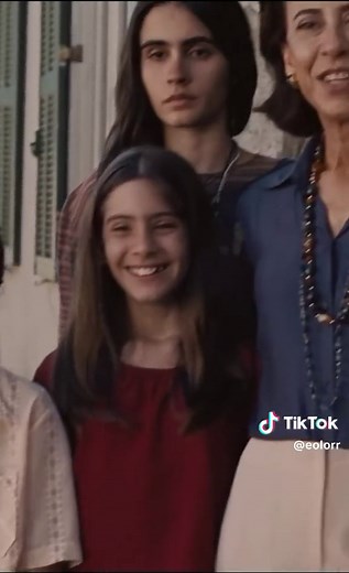 Confira o primeiro trailer de ‘Ainda Estou Aqui’, filme estrelado por Fernanda Torres e que foi ovacionado no Festival de Veneza. A produção original Globoplay conta a história de uma corajosa brasileira, Eunice Paiva, que durante 40 anos, procurou a verdade sobre o marido desaparecido, Rubens Paiva. #aindaestouaqui #cinema #filme