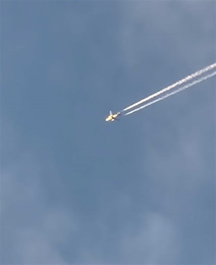 Boeing 737 creating a condensation trail (contrail) at sunset. Video by @EdDarack #contrail #condensationtrail #boeing #737 #sunset