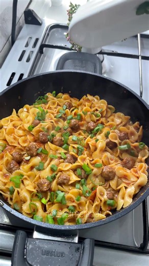 Merhabalar bugün sizler için Evde kolayca hazırlayabileceğiniz, lezzeti olay bir makarna tarifiyle geldim! 😍 Köftelerle birleşen nefis sos ve makarnanın uyumu gerçekten bağımlılık yapıyor. Üstelik çok pratik ve az malzemeli! 👉 Yoğun günlerde kurtarıcı 👉 Hem doyurucu hem ekonomik 👉 Herkesin bayılacağı garanti lezzet! Deneyenler mutlaka yorum yazsın 💬 Beğenmeyi ve abone olmayı unutmayın ❤️ Buyrun malzemeler: yarım çay bardağı sıvı yağ Bir yemek kaşığı tereyağı Yarım paket kelebek makarna Bir 