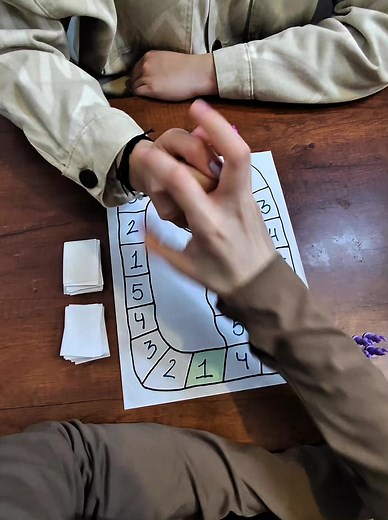 Carrera de conejos: ganas llegando a la zanahoria o si tu contrincante se queda sin conejos, cuando sale zanahoria con número tienes que sacar volando los conejos que estén en esa casilla #juegos #fypシ゚viralシ