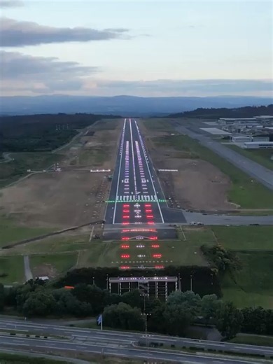 Las obras en el aeropuerto de Santiago entran en su recta final para la reapertura de la terminal al tráfico el jueves que viene. Tras cuatro semanas de trabajos, los operarios se centran ahora en la fase de calibraciones de los sistemas renovados. Se trata de comprobar que todos los sistemas necesarios están listos para reanudar la actividad en el plazo previsto, una vez que ya finalizaron las labores de asfaltado del campo de vuelos, el pintado de la señalización y la iluminación. En los seis 