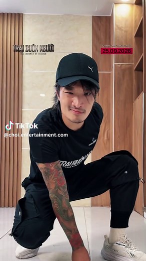 Mony uốn người sẵn sàng ra rạp — Trại Buôn Người