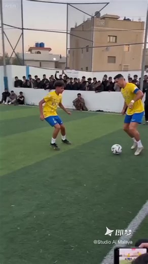 Voici une description stylée pour ta vidéo TikTok ⚽🔥 Cristiano Ronaldo en mode papa et légende 😍⚽ Même avec son enfant et des petits buts, le talent reste le même ! Dribble, contrôle, frappe… et BUUUT 🤯🔥 CR7 montre que le football, c’est dans le sang 👑 Et quand il joue avec Cristiano Ronaldo à Al-Nassr FC, c’est toujours la même mentalité : gagner et marquer ⚽💛💙 Du jardin à Al Nassretle célébration de Cristiano ronaldo … le GOAT reste le GOAT 🐐🔥 #CristianoRonaldo #CR7 #AlNassr #Football