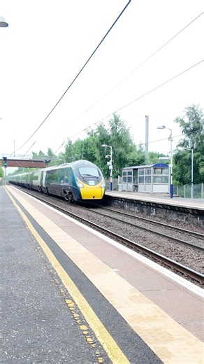 Avanti West Coast Class 390 London Euston to Glasgow Central passing Shieldmuir #wcml #pendolino