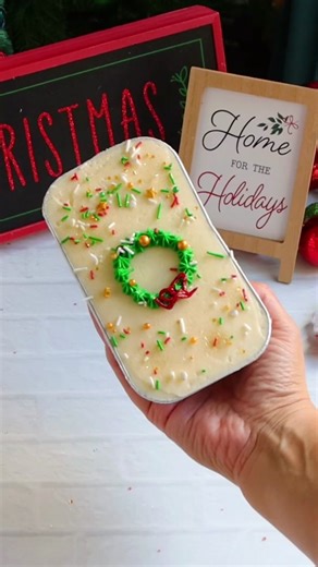 Festive Christmas Wreath Mini Cakes Recipe