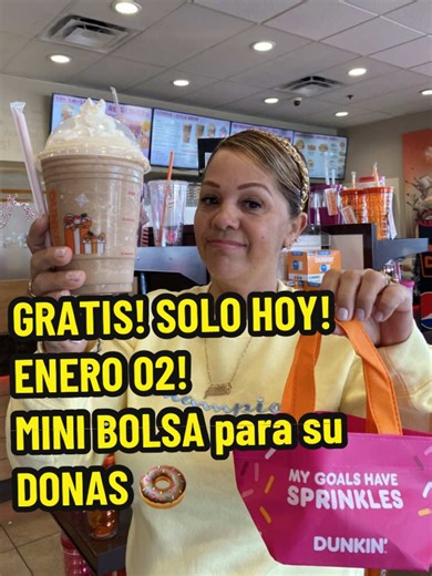 Hola 👋🏼 Feliz Año Nuevo 🎆🎊 Hoy viene al DUNKIN DONUTS 🍩 por qué están REGALANDO 🎁 las MINIS bolas para las donas 🛍️😍 SOLO HOY! ENERO 02! 01/02! Todavía tienen MUCHAS 👍🏼 tienen que comprar una bebida ☕️ no importa si es small, mediana o grande ☺️ yo agarre el PEPPERMINT MOCHA elado 🥶 también una señora muy amable me dio uno igualito pero caliente 🥵 estaba MUY bueno 🤤😋 bendiciones para todos y feliz año nuevo 🎊 @Dunkin' #dunkindonuts #parati #ofertas #comidatiktok #tupagina
