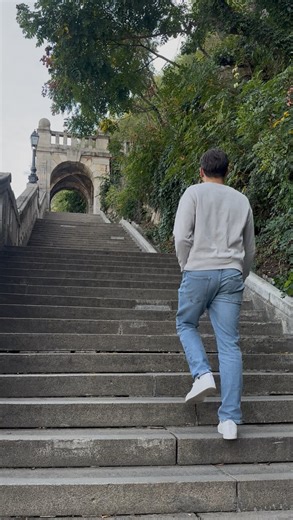 Jonathan Balzer | Christ • Mindset • Business on Instagram: "Wie kann es sein, dass wir Milliarden für Fernsehen ausgeben, aber Pflegekräfte am Limit arbeiten und Krankenhäuser schließen? Jedes Jahr fließen rund 8 Milliarden Euro in den Rundfunkbeitrag. Gleichzeitig fehlen Pflegekräfte, Stationen werden geschlossen; Menschen liegen auf Fluren, Familien bangen um Versorgung… Uns wird erzählt: Es ist kein Geld da Aber Geld ist immer da, es ist nur die Frage wofür. Vielleicht ist nicht alles kaputt