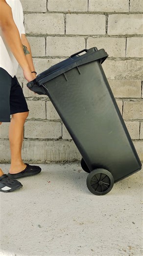 Industrial Trash Bin w/ Lid and Wheels Shop Links TIKTOK - https://vt.tiktok.com/ZSrJ3xu1r/ SHOPEE - https://invl.me/clmlrss LAZADA - n/a NOTE: Prices may change/vary depending on seller. | Tipsy Deals