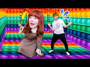 【大流行】24時間ポップイット生活！海外のカラフルなプッシュポップのおもちゃで遊ぼう！男女で楽しいプチプチPOP IT生活♪【DIY】
